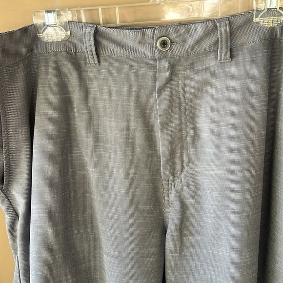 Travis Mathew Men’s 40 Gray Space Dye 10” Inseam Essential Shorts - Picture 2 of 7